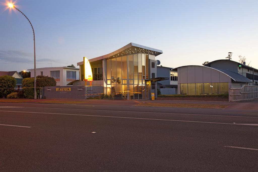 Atrium On Ulster Motel Хамилтън Екстериор снимка