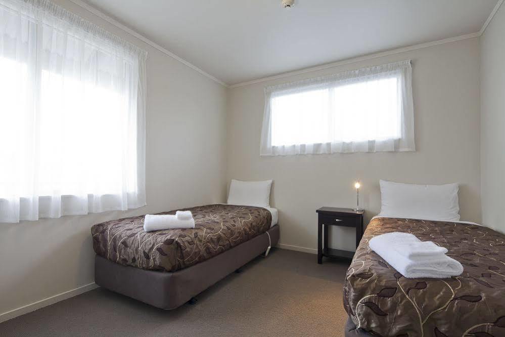 Atrium On Ulster Motel Хамилтън Екстериор снимка